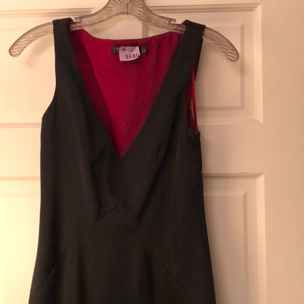TAHARI black silk gown with red lining